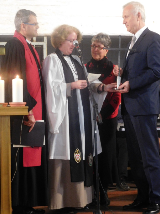 OKR Oliver Schuegraf von der Nagelkreuzgemeinschaft in Deutschland und Dr. Dr. Sarah Hill von der Kathedrale in Coventry (UK) überreichen die Auszeichnung an Sylvia Wähling und Dieter Dombrowski, der einst selbst in Cottbus politischer Häftling war.  