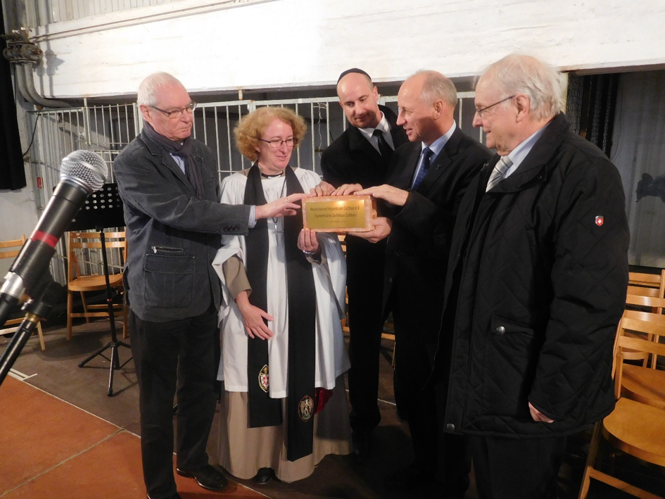 Canon Dr. Dr. Hill segnet den vom Menschenrechtszentrum für Oswiecim gespendeten Gedenkstein. 2.v.r.:Janusz Marszalek , links neben ihm Dr. Adam Labisch - der Vizevorsitzende der Jüdischen Gemeinde Kassel. Ganz links: Armin Dieter Ehrlichmann, Senioren-Union Cottbus, ganz rechts im Bild: der Redakteur