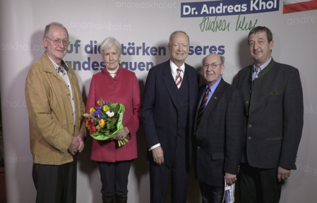 Unterstützung erhält der Kandidat im eigenen Land auch von der Zeitschrift „Senioren Aktuell“ im Niederösterreichischen Wallsee-Sindelburg, die einem Foto  mit dem Kandidaten (Bildmitte)  dieses Statement anfügt: „Khol verbindet Erfahrung mit Weitblick, ist juristisch höchst kompetent und als Verfassungsrichter anerkannt. Er wäre daher ein staatsmännischer und mutiger Bundespräsident, der das notwendige Handwerk nicht erst im Amt lernen muss.“ (Info: Peter Krupholz, SB honorary Chairman).