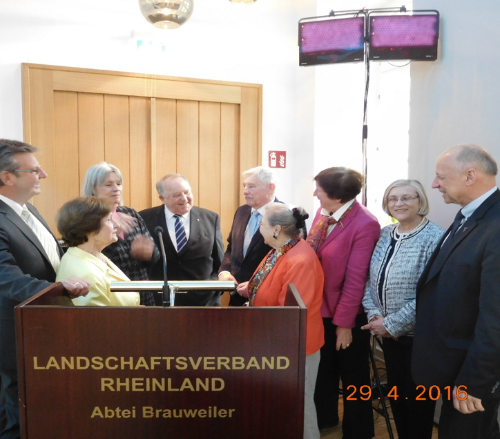 Teilnehmer an der Festveranstaltung im angeregten Gespräch.  Von Links: Rolf Berend, Erika Reinhardt, Elke Garczyk, Dr. Bernhard Worms, Claus Bernhold, Prof. Dr. Ursula Lehr, Dr. Gabriele Peus-Bispinck (alle Deutschland), Dr. Christine von Stefanelli (Italien/Südtirol), Janusz Marszalek (Polen) 