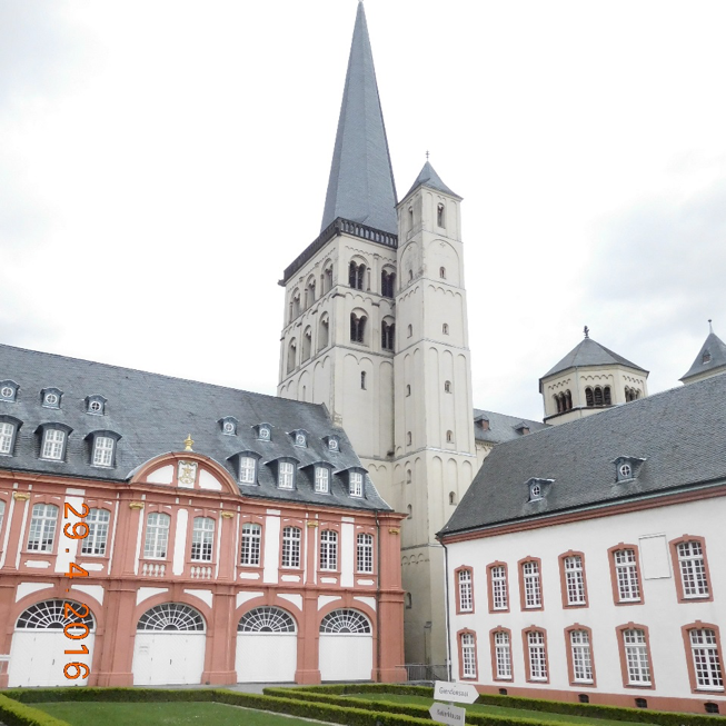 Im Gierden-Saal auf dem Gelände der ehem. Benedektiner-Abtei in Brauweiler (Stadtteil von Pulheim bei Köln) fand der Gründungskongress der Stiftung „Jugend und Senioren für Europa“ statt.