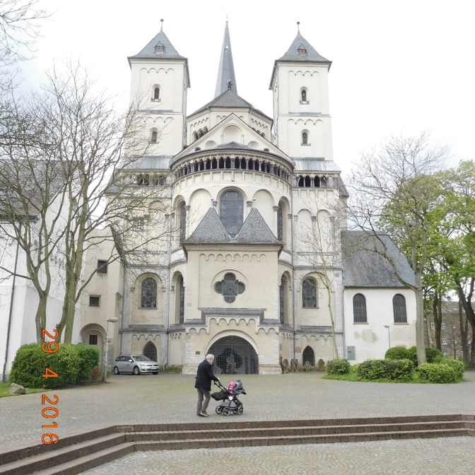 Die den Heiligen Nikolaus und Medardus geweihte ehemalige Klosterkirche von Brauweiler (im Bild die Altar-/Chorseite)  ist  eine der bedeutendsten im Rheinland. Eine großzügige Spende der polnischen Königin Richeza, die eine Tochter des Stifterpaares Ezzo und Mathilde war, ermöglichte im Jahr 1048 die Grundsteinlegung für dieses einzigartige Bauwerk mit reicher Innenausstattung.