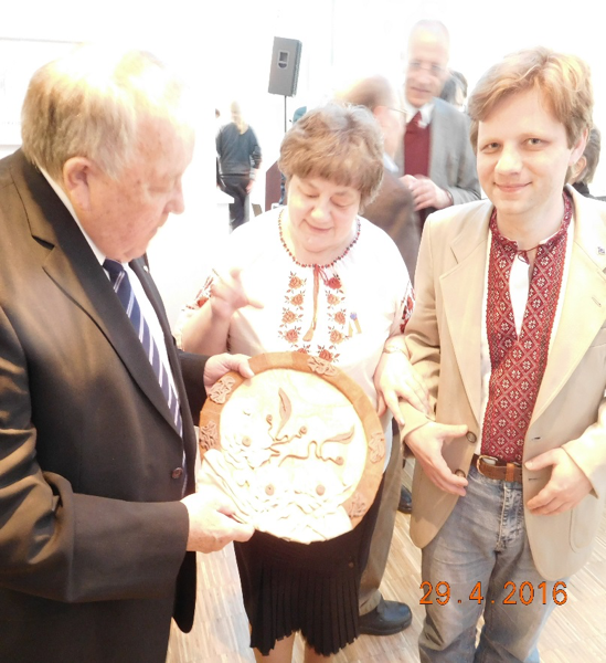 Tatjana Zelko –  hier in Begleitung ihres Sohnes und Mitarbeiters Alexander – überreicht Dr. Worms eine kunstgewerbliche Schale aus ihrer weißrussischen Heimat