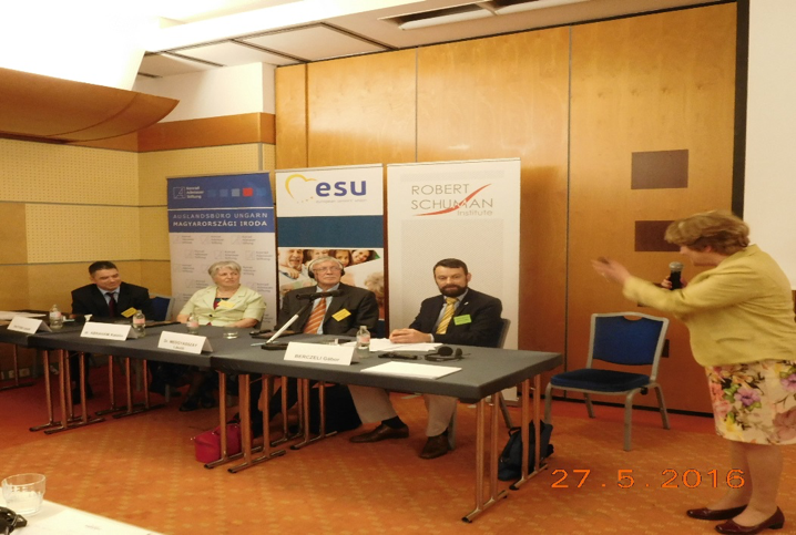 Die ESU-Präsidentin An Hermans dankt Vortragenden des 2. Konferenztages. Von links: László Patyán, Katalin Ábrahám, László Medgyasszay, Gábor Berczelli (Moderator) 