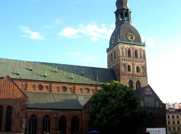 Der Rigaer Dom von 1211 ist die erzbischöfliche Kathedrale der Evangelisch-Lutherischen Kirche Lettlands, besitzt eine herrliche Orgel und einen 90 m hohen Turm