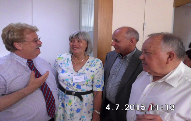 Bernhard Worms (re.) im Gespräch mit (von links) Elmar Brok (DE), Mitglied des EP,  sowie den ESU-Vizepräsidenten Elke Garczyk  (DE) und Janusz Marszalek (PL) 