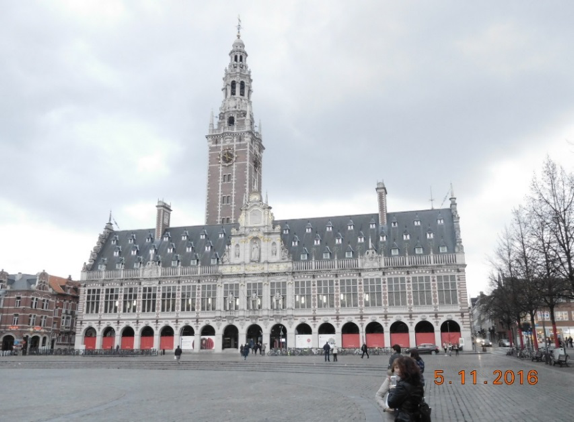 Die Universitätsbibliothek von Leuven wurde in den beiden Weltkriegen zerstört: 1914 durch deutsche Truppen, 1940 durch deutsche oder britische Militärs. Besichtigungen sind möglich. Im Turm hängt seit 1928 ein Glockenpiel (Carillon). Für Architekturfreunde aus aller Welt ist das Gebäude ein Anziehungspunkt. Kongress-Delegierte lernten es bei einer Sightseeingtour kennen.