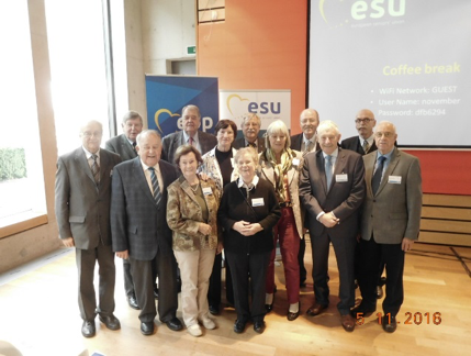 Rechts: Die deutschen Kongress-Delegierten mit den Vizepräsidentinnen Dr. Gabriele Peus-Bispinck und Elke Garczyk, die auch stellv. Vorsitzende der CSU - Senioren - Union in Bayern ist (2.R.v.l.) sowie dem Stellv. Bundesvorsitzenden der CDU-Senioren-Union, Claus Bernhold (3.v.r.)    