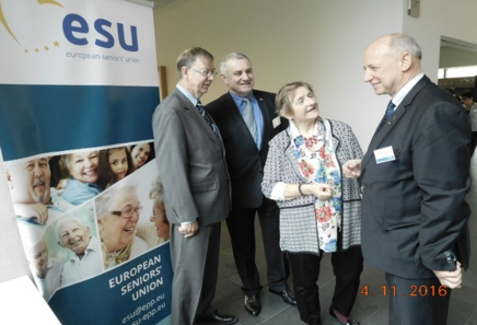 Margit Hawkes im Gespräch mit Vizepräsident Janusz Marszalek, Polen. Margit und ihrem Gatten Sean (links) ist die englische Übersetzung dieses Newsletters zu danken.