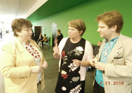 ESU-Präsidentin An Hermans im Gespräch mit Tatjana Zelko, Vorsitzende der Organisation „Nashe Pokalene / Unsere Generation“ aus Belarus, und ihrem Sohn und Mitarbeiter Alexander. 