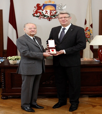 2010: Atis Homka erhält vom Staatspräsidenten Lettlands, Valdis Zatlers, den  Viersturs-Orden. 