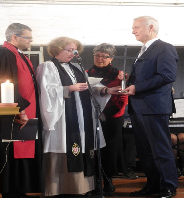 Im Dezember des gleichen Jahres wurde dem Menschenrechtszentrum Cottbus für sein friedenstiftendes Wirken das Nagelkreuz von Coventry überreicht .2.v.r.: Sylvia Wähling, Gedenkstättenleiterin und Initiatorin des Friedensmarsches 2017. Fotos: Korr./UW