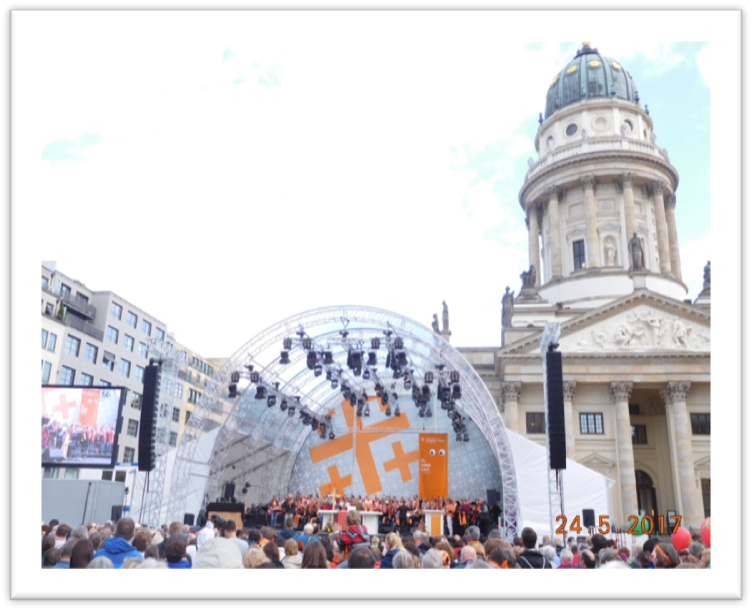 Wo sich sonntags Tausende unter dem Motto „Pulse for Europe“ versammeln, feierten am 24. Mai Berliner und Gäste aus aller Welt einen Gottesdienst zur Eröffnung des Ev. Kirchentages im Jahr des Reformationsjubiläums. Foto: U.W. 